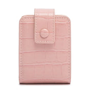 Portafoglio donna rosa in pelle sintetica con stampa coccodrillo, chiusura a bottone. Elegante accessorio moda, compatto e funzionale.