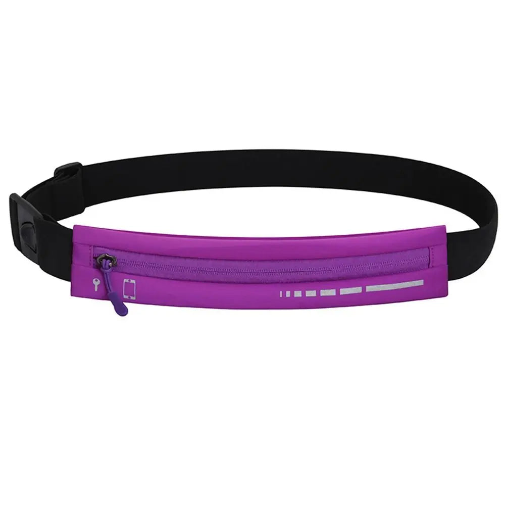 Marsupio sportivo viola con cintura nera regolabile, chiusura a zip e dettagli riflettenti. Ideale per corsa e attività all'aperto.
