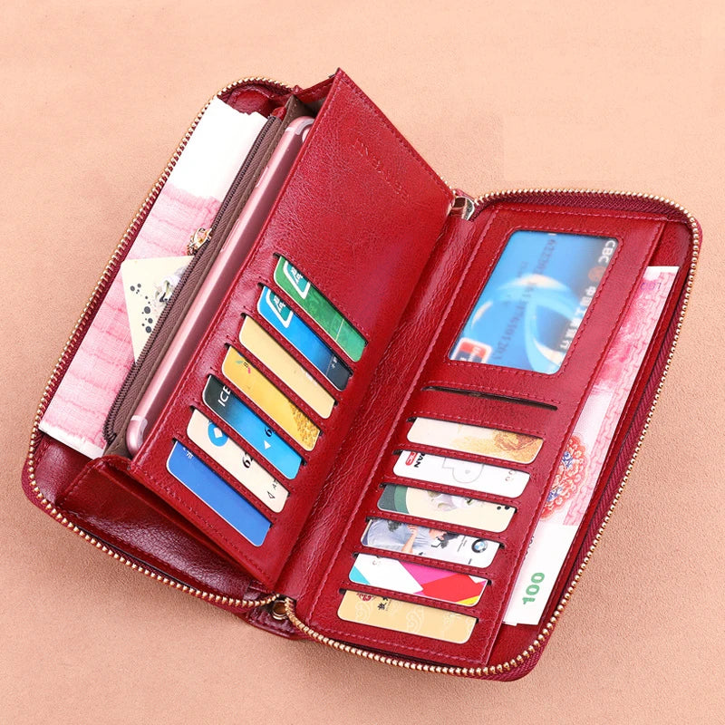 Portafoglio in pelle rossa con zip, scomparti per carte di credito, banconote e smartphone. Accessorio elegante e funzionale per donna.