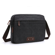 Borsa a tracolla uomo in tela nera, design elegante e funzionale, con tasche multiple e dettagli in pelle marrone. Accessorio moda versatile.