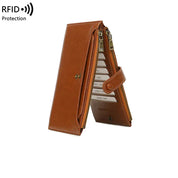 Portafoglio in pelle marrone con protezione RFID, design elegante, scomparti multipli per carte di credito, chiusura a bottone, accessorio moda uomo.