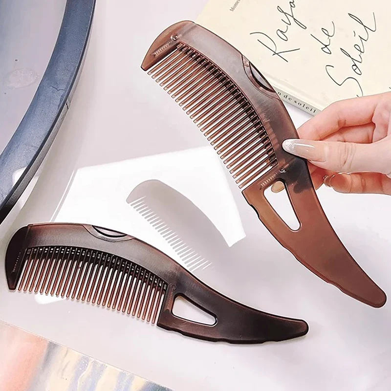 Pettine pieghevole marrone, design ergonomico, portatile, ideale per capelli lisci e ricci. Accessorio per styling capelli, pratico e compatto.
