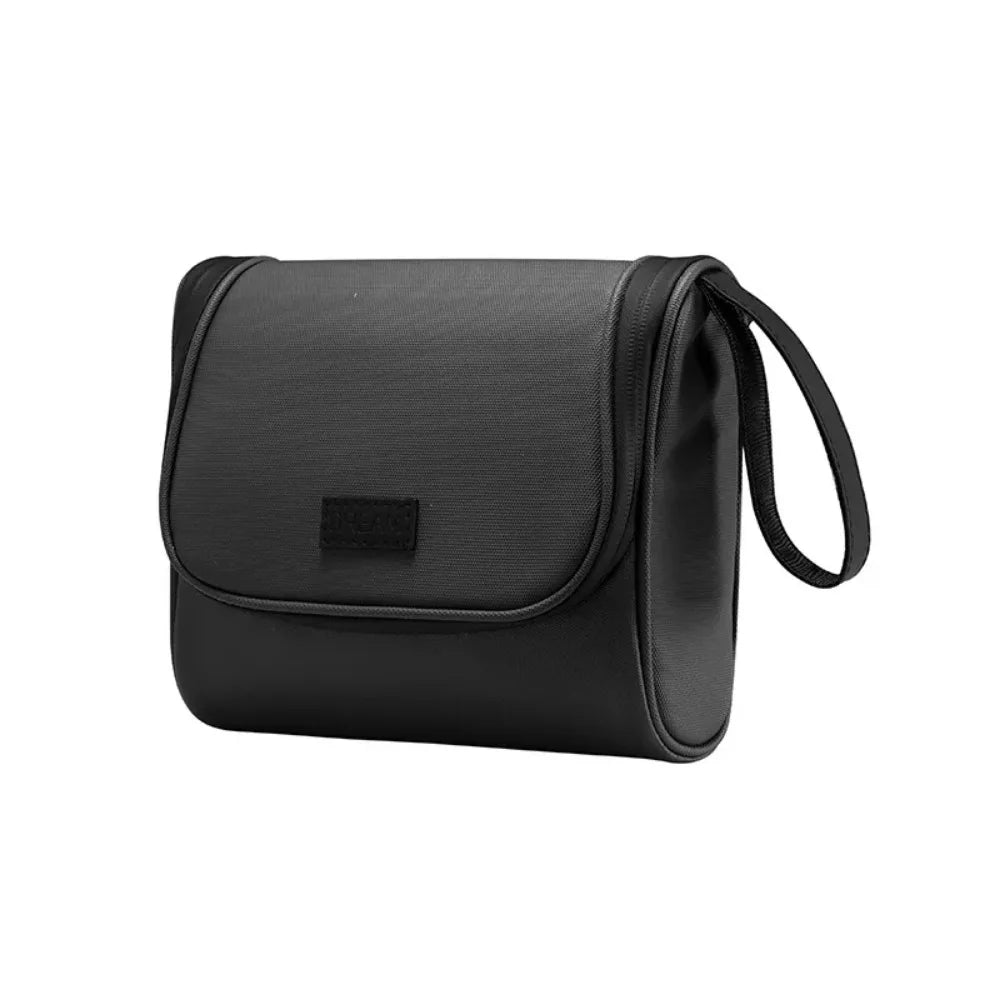 Borsa da toilette nera elegante con chiusura a zip, manico laterale, ideale per viaggi. Design compatto e resistente, perfetta per organizzare accessori.