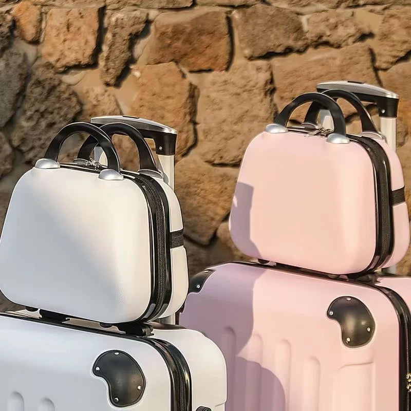 Set di valigie rigide bianche e rosa con manici neri, design elegante, ideali per viaggi, sfondo in pietra. Valigie da viaggio resistenti e moderne.