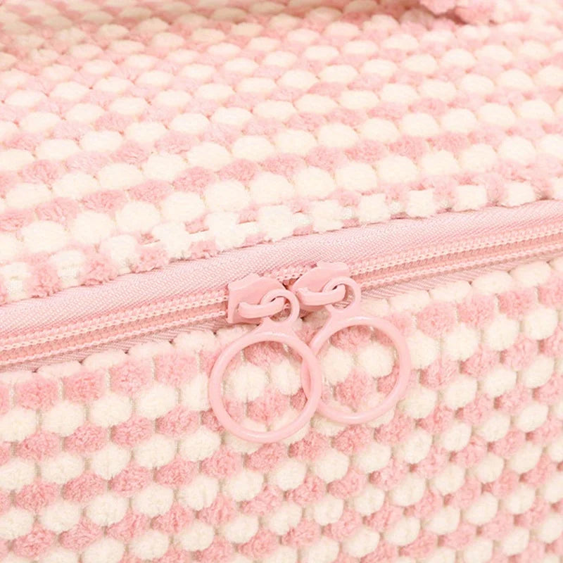 Borsa in tessuto rosa e bianco con cerniera doppia, design a nido d'ape, ideale per moda femminile, accessori eleganti, stile casual.