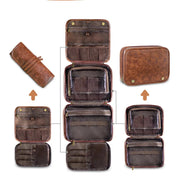 Astuccio arrotolabile in pelle marrone, multi-scomparto, ideale per accessori da viaggio. Design elegante e funzionale, perfetto per organizzare oggetti personali.