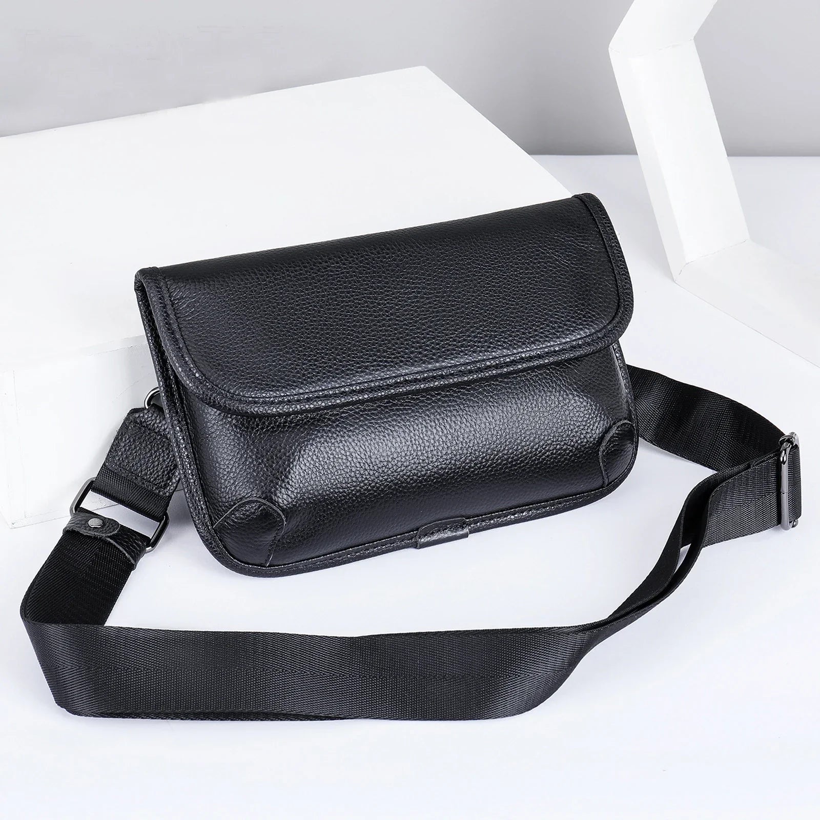 Borsa a tracolla in pelle nera, design elegante e moderno, con cinturino regolabile. Ideale per uomo e donna, perfetta per uso quotidiano.