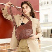 Donna con borsa a tracolla in pelle marrone, design moderno, indossa abito beige. Accessorio moda elegante per look casual e sofisticato.