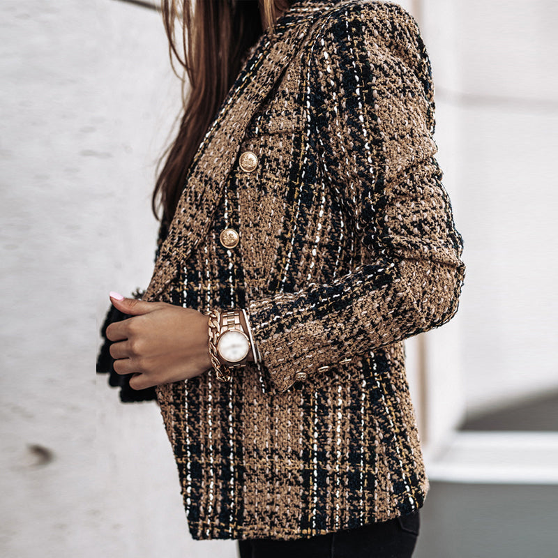 Giacca tweed donna elegante, doppio petto, bottoni dorati, stile classico, moda autunno inverno, abbigliamento femminile chic.
