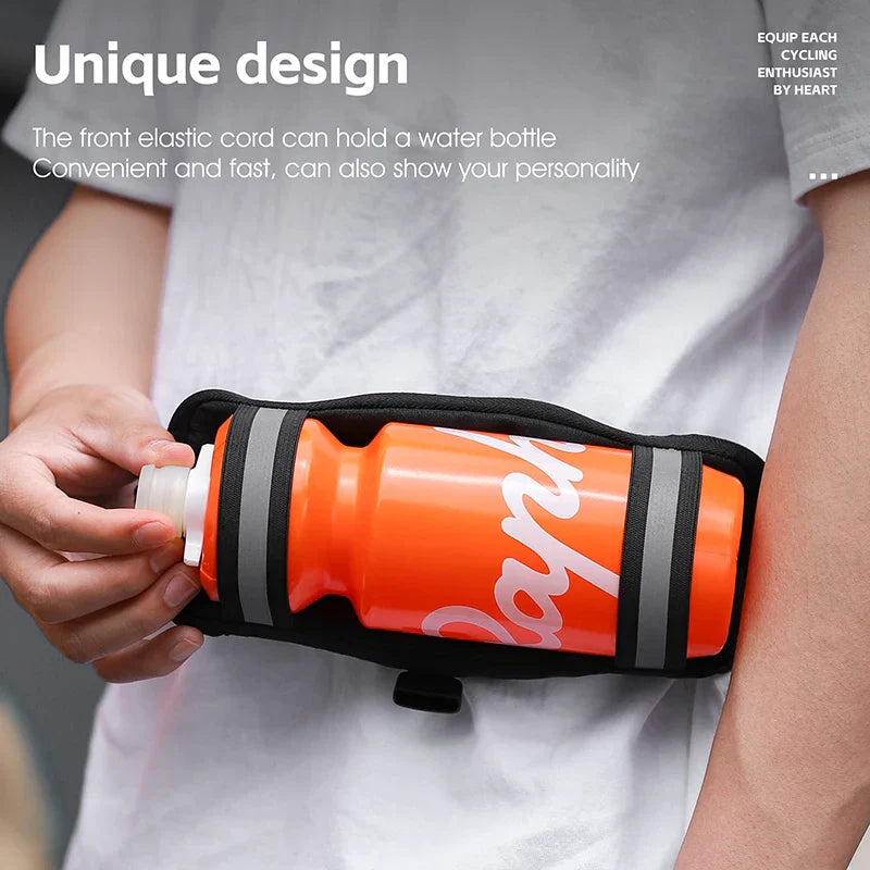 Borraccia arancione con scritta bianca, fissata a un supporto elastico nero su un braccio. Design unico per ciclisti, pratico e veloce da usare.