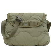 Borsa a tracolla verde oliva in nylon trapuntato, design moderno con chiusura a bottone e cinturino regolabile. Accessorio moda casual e versatile.