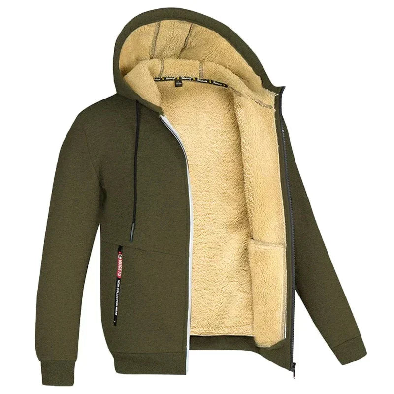 Giacca invernale uomo con cappuccio, verde oliva, interno in pelliccia sintetica beige, zip frontale, tasche laterali. Moda casual, abbigliamento caldo.