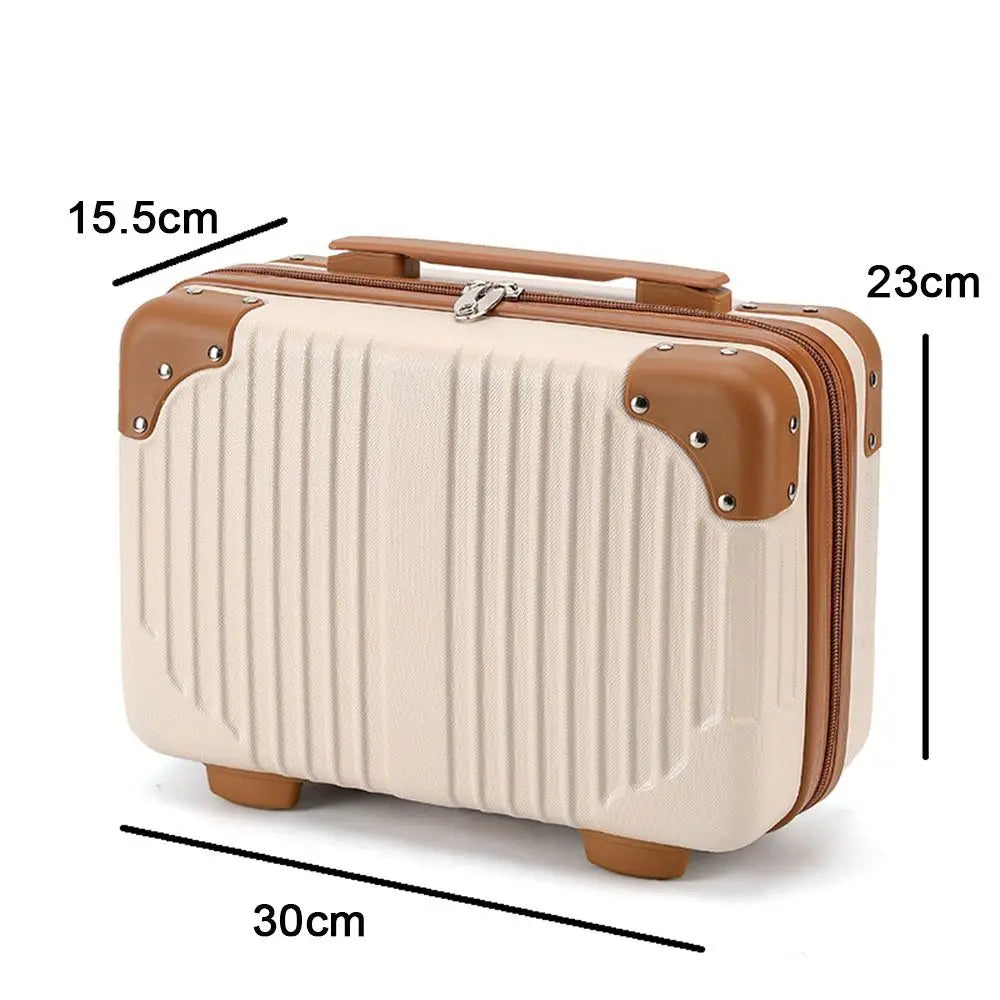 Valigia rigida beige con angoli rinforzati in pelle marrone, dimensioni 30x23x15,5 cm, ideale per viaggi, bagaglio a mano, design elegante e resistente.