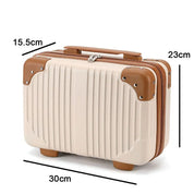 Valigia rigida beige con angoli rinforzati in pelle marrone, dimensioni 30x23x15,5 cm, ideale per viaggi, bagaglio a mano, design elegante e resistente.