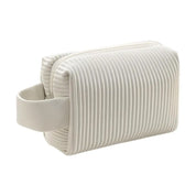 Astuccio da viaggio bianco in pelle con design a coste, manico laterale. Elegante e pratico per cosmetici o accessori.