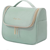 Borsa da toilette verde menta con cerniera dorata, manico superiore e tasche laterali. Design elegante e funzionale per viaggi e organizzazione.