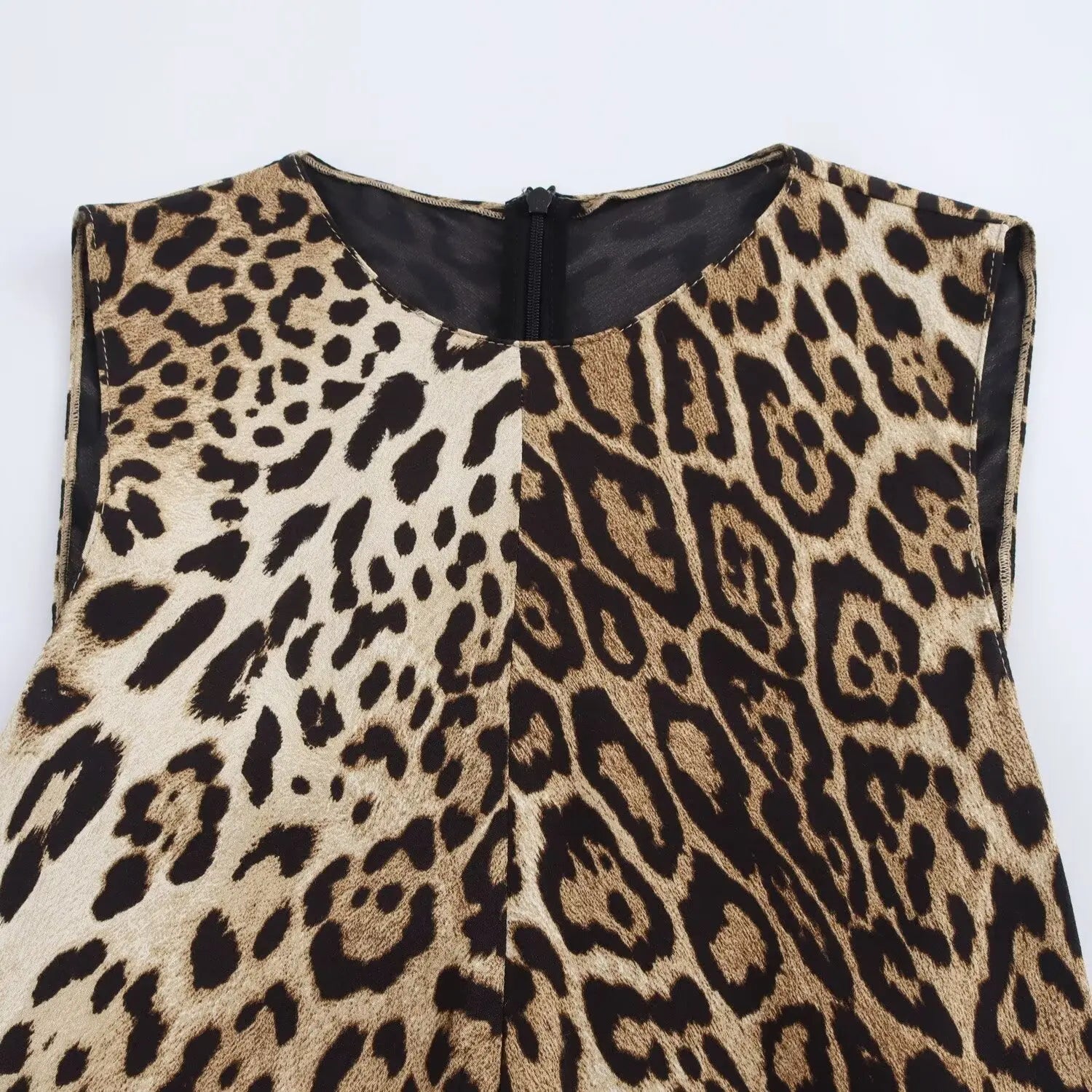 Abito senza maniche con stampa leopardata, chiusura a zip posteriore. Moda donna, tessuto animalier, elegante e trendy.
