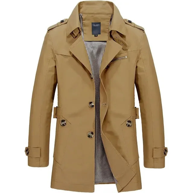 Cappotto trench uomo beige, doppio petto, con cintura e fodera a quadri. Elegante e versatile, ideale per moda autunnale e invernale.