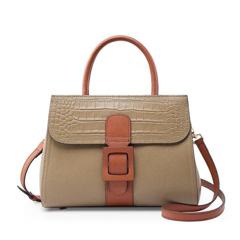 Borsa a mano in pelle beige con motivo coccodrillo, dettagli marroni, tracolla regolabile e chiusura a fibbia. Elegante accessorio moda donna.