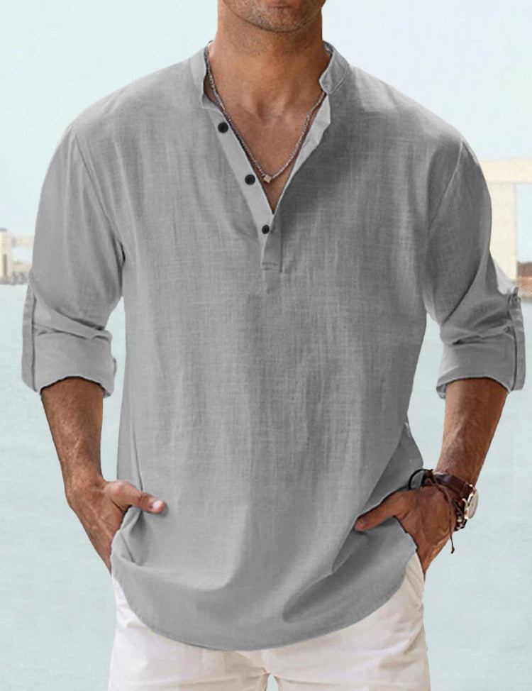 Camicia uomo lino grigia, maniche lunghe arrotolate, colletto alla coreana, abbottonatura frontale, stile casual estivo.