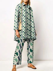 Donna con completo coordinato verde e bianco a motivi geometrici, borsa a tracolla beige, sandali marroni. Moda femminile elegante e moderna.