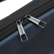 Doppia cerniera in metallo su borsa nera, design moderno e resistente, ideale per laptop. Accessorio elegante e funzionale per viaggi e lavoro.