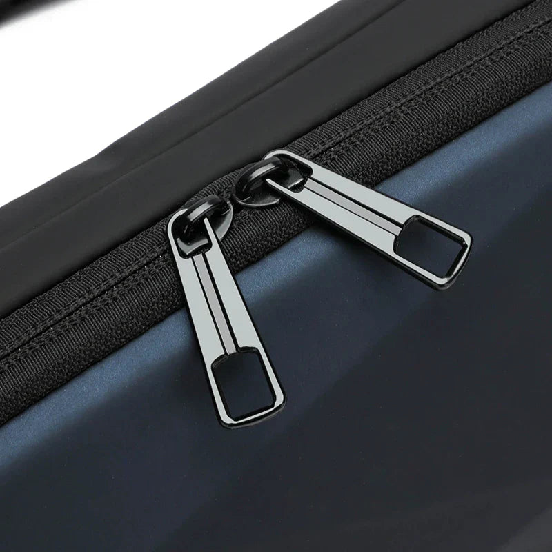 Doppia cerniera in metallo su borsa nera, design moderno e resistente, ideale per laptop. Accessorio elegante e funzionale per viaggi e lavoro.