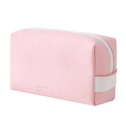 Astuccio da viaggio rosa in pelle sintetica con cerniera bianca, design minimalista, ideale per cosmetici e accessori.