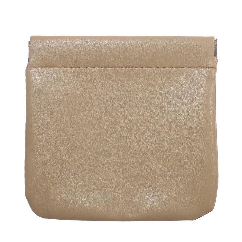 Portamonete in pelle beige, design minimalista, chiusura a scatto. Accessorio elegante per donna, ideale per carte e monete.