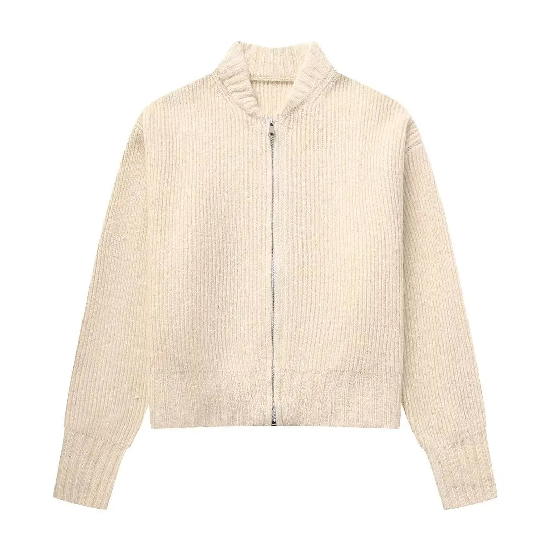 Giacca cardigan beige in maglia a coste con zip frontale, maniche lunghe e colletto rialzato. Moda donna, abbigliamento autunnale elegante.