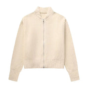Giacca cardigan beige in maglia a coste con zip frontale, maniche lunghe e colletto rialzato. Moda donna, abbigliamento autunnale elegante.