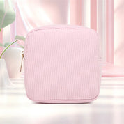 Borsa cosmetica rosa in tessuto a coste, design elegante e moderno, ideale per organizzare trucchi e accessori. Perfetta per viaggi e uso quotidiano.