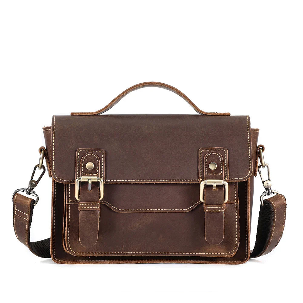 Borsa a tracolla in pelle marrone vintage, design elegante con fibbie in metallo, ideale per lavoro e viaggio. Accessorio moda uomo e donna.