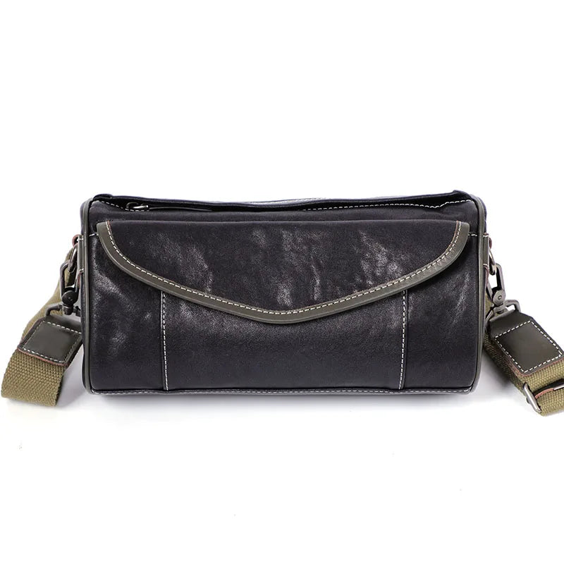 Borsa a tracolla in pelle nera, design elegante, con cinghia regolabile e dettagli cuciti. Ideale per uomo, moda casual e viaggi.