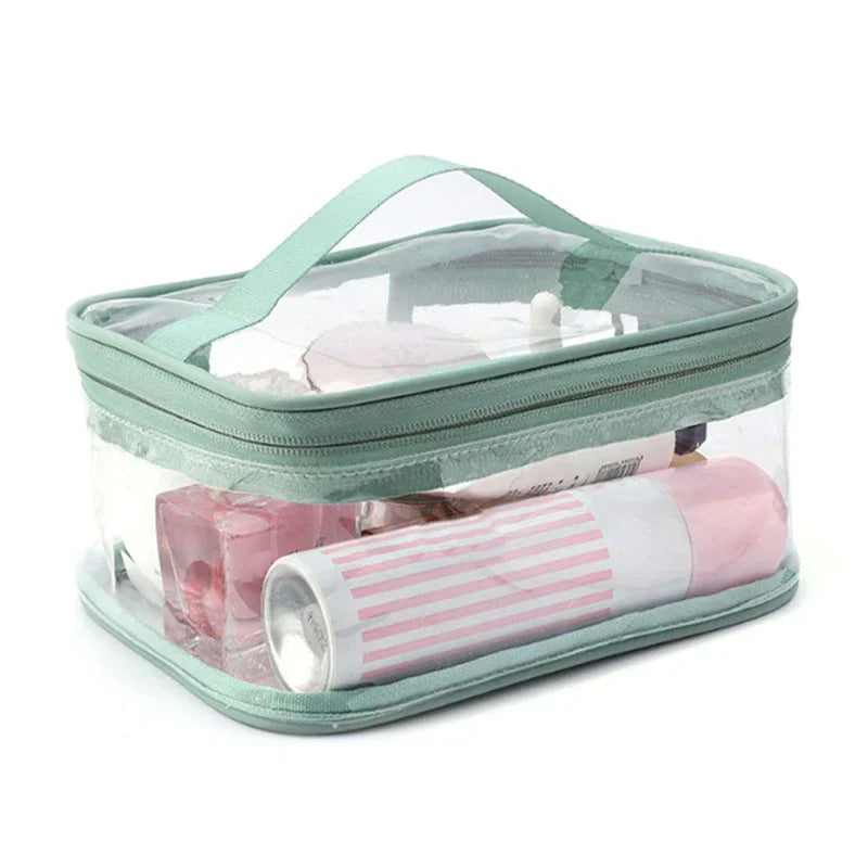 Borsa trasparente da viaggio con cerniera verde, contenente articoli da toeletta e cosmetici. Ideale per organizzare prodotti beauty.