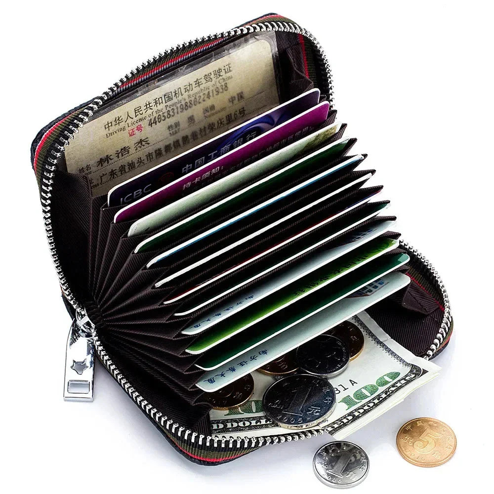 Portafoglio in pelle nero con cerniera, scomparti multipli per carte di credito, banconote e monete. Design compatto e organizzato.