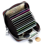 Portafoglio in pelle nero con cerniera, scomparti multipli per carte di credito, banconote e monete. Design compatto e organizzato.