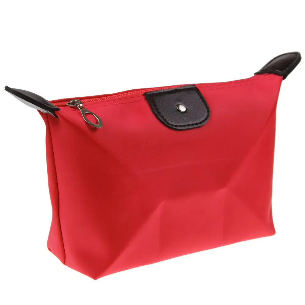 Borsa cosmetica rossa in nylon con cerniera e dettagli in pelle nera, ideale per viaggio, organizzazione trucco, accessori moda donna.