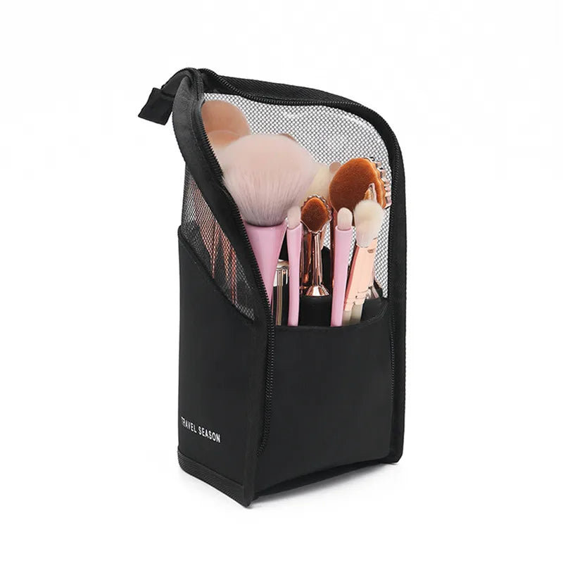 Astuccio nero per pennelli trucco con rete, contenente vari pennelli cosmetici rosa. Accessorio essenziale per make-up professionale e viaggio.