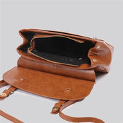 Zaino in pelle marrone aperto, con tasca interna con cerniera, design elegante e spazioso, ideale per lavoro e viaggio. Accessorio moda versatile.