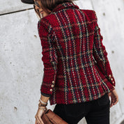 Giacca donna in tweed rosso a quadri, bottoni dorati, stile elegante, moda autunno inverno, abbinata a jeans neri e borsa marrone.