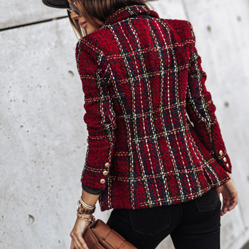 Giacca donna in tweed rosso a quadri, bottoni dorati, stile elegante, moda autunno inverno, abbinata a jeans neri e borsa marrone.