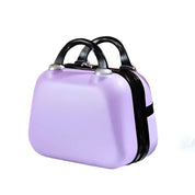 Valigia rigida viola, piccola, con manici neri, design moderno, ideale per viaggi brevi. Bagaglio a mano leggero e resistente.