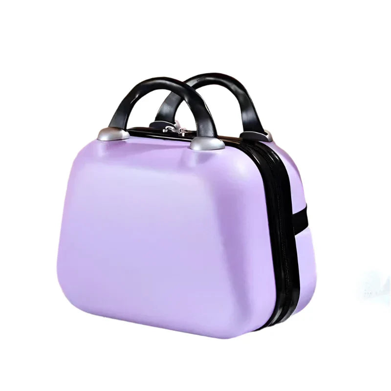 Valigia rigida viola, piccola, con manici neri, design moderno, ideale per viaggi brevi. Bagaglio a mano leggero e resistente.