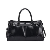 Borsa a mano in pelle nera lucida, design elegante con doppio manico e tracolla regolabile, ideale per moda donna e accessori di lusso.