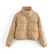 Giacca imbottita beige da donna, corta, con collo alto e chiusura a bottoni. Moda invernale, calda e trendy. Perfetta per look casual.