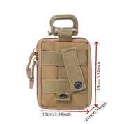 Custodia tattica compatta in nylon beige con sistema MOLLE, moschettone e cerniera. Dimensioni: 13x10x2 cm. Accessorio outdoor resistente.