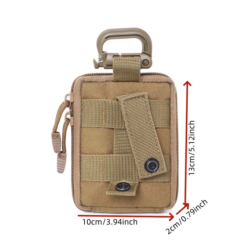 Custodia tattica compatta in nylon beige con sistema MOLLE, moschettone e cerniera. Dimensioni: 13x10x2 cm. Accessorio outdoor resistente.
