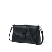 Borsa a tracolla in pelle nera, design elegante e minimalista, chiusura a patta, ideale per moda donna, accessorio versatile e di tendenza.