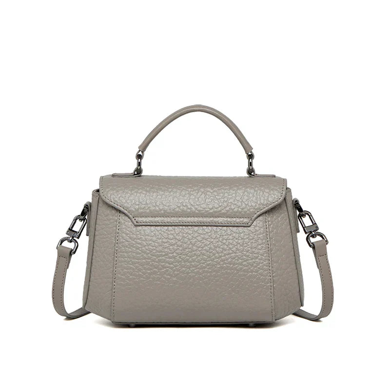 Borsa a mano in pelle grigia con tracolla regolabile, design elegante e moderno, ideale per donna, accessorio moda versatile e chic.
